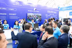 Участники посещают выставочный стенд и знакомятся с экосистемой решений ИИ Make in Vietnam, Made by CMC. Фото: ВИА.