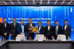 Делегации двух стран фотографируются вместе. Фото: ВИА.