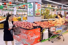 Потребители делают покупки в магазине Winmart в районе Хайбачыонг, Ханой. (Фото: ВИА)