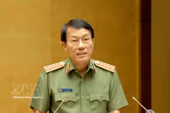 Член Политбюро, Министр общественной безопасности генерал-полковник Лыонг Там Куанг представляет две тематические резолюции — «О построении дисциплинированного, безопасного, цивилизованного, гармоничного и развивающегося общества» и «О Стратегии национальной безопасности». Фото: ВИА
