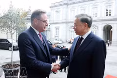 Премьер-министр Бельгии Барт Де Вевер приветствует Генерального секретаря ЦК КПВ, Президента То Лама. Фото: ВИА.