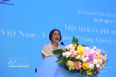 Заместитель начальника Национального управления по туризму Вьетнама Фан Линь Чи выступает на мероприятии по установлению связей между туристическими направлениями Вьетнама и провинции Юньнань (Китай). Фото: ВИА