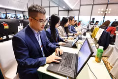 Группа корреспондентов Вьетнамского Информационного Агентства работает в Пресс-центре XIV Съезда. Фото: ВИА.
