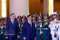 Генеральный секретарь ЦК КПВ, Президент Вьетнама То Лам и Король Таиланда Маха Вачиралонгкорн Пхра Вачираклаочаоюхуа принимают смотр почетного караула Вьетнамской народной армии. Фото: Тхонг Нят — ВИА