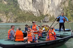 Запуск национальной платформы туристических данных Visit Vietnam не только поддерживает органы государственного управления и туристические предприятия, но и приносит пользу туристам как внутри страны, так и за рубежом. На фото: иностранные туристы посещают залив Халонг. Фото: thanhnien.vn.