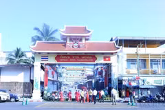 Ворота на улице тайско-вьетнамской культуры на улице Ниттайо — одной из главных магистралей провинции Накхонпханом (Таиланд) — были официально открыты 10 октября 2024 года. Фото: ВИА