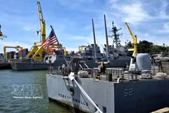 Два корабля сопровождения Военно-морских сил США — ракетный крейсер USS Robert Smalls (CG-62) и эсминец USS Shoup (DDG-86) — прибыли в порт Тьенша (Дананг). Фото: ВИА