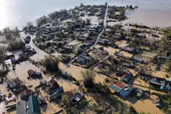 В течение последних трёх дней подъём уровня воды в реке Лам привёл к тому, что большинство домов жителей на островке Хонглам (деревня Хонглам, коммуна Нгисуан) оказалось глубоко затоплено. Фото: ВИА.
