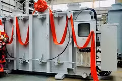 Фото: акционерная компания Cam Pha Electrical Equipment отправляет первую партию трансформаторов на Филиппины 28 октября 2026 года. Источник: QMG.