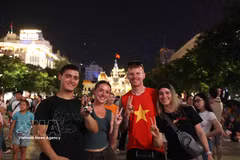 Иностранные туристы сливаются с праздничной атмосферой вечера Национального праздника в центре города Хошимина. Фото: ВИА.