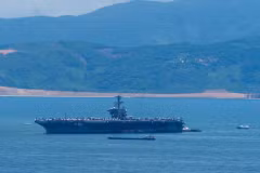 Общий вид авианосца класса «Нимиц» George Washington (CVN 73), флагманского корабля 5-й авианосной ударной группы, прибывшего в Дананг. Фото: Vietnam+