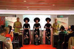 Модели демонстрируют коллекцию аозай дизайнера Лан Хыонг в рамках Áo Dài Fashion Week 2026. Фото: ВИА.