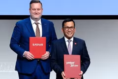 Представители Vietjet и Satair обмениваются меморандумом о стратегическом взаимопонимании, направленным на расширение сотрудничества в области авиационных цепочек поставок, управления материальными ресурсами, а также решений для эксплуатации и технического обслуживания воздушных судов. Фото: ВИА.