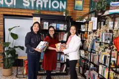 Вьетнамская книжная полка в ресторане Hanoi Station в Брюсселе приняла в дар новые книги. (Фото: ВИА).