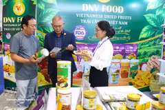 Посетители знакомятся с продукцией на выставке. Фото: ВИА.