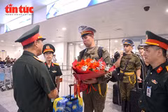 Руководство Командования столицы Ханоя встретило и вручило цветы в знак приветствия группе российских военнослужащих, прибывших во Вьетнам. Фото: ВИА.