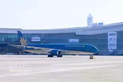 Vietnam Airlines заняла 3-е место в десятке самых пунктуальных авиакомпаний Азиатско-Тихоокеанского региона в 2026 году с показателем своевременного прибытия рейсов 87,77%. Фото: ВИА.