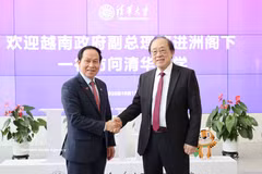 TTXVN tại Trung Quốc Заместитель Премьер-министра Правительства Ле Тьен Чау и профессор, академик Яо Цичжи, директор Междисциплинарного исследовательского института информационных технологий Университета Цинхуа, специализирующегося на исследованиях в области искусственного интеллекта и квантовых технологий. Фото: ВИA