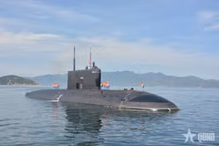 Подводная лодка Военно-морского флота России прибыла в порт Камрань. Источник: qdnd.vn.