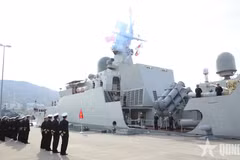 Офицеры и матросы на военно-морской базе Курэ приняли участие в церемонии проводов корабля 015 «Чан Хунг Дао».