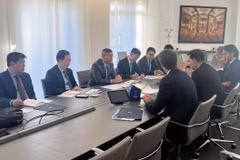 Министр финансов Нго Ван Туан (третий слева) провел рабочую встречу с группой Rothschild & Co. Фото предоставлено ВИА