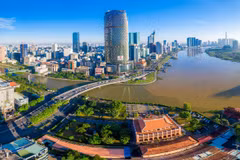Органы, осуществляющие функции управления земельными ресурсами города Хошимина и города Дананга, впервые выдают участникам Международного финансового центра свидетельства о праве пользования землей и праве собственности на имущество, связанное с землей.