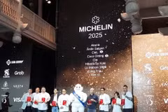 Представители 9 ресторанов, удостоенных одной звезды Michelin Star, получают награды в рамках церемонии объявления 2025 года в Дананг. Фото: ВИА.