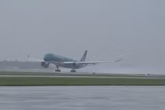 Самолёт Vietnam Airlines совершает посадку в дождливую погоду в одном из аэропортов Вьетнама. (Фото: ВИА)