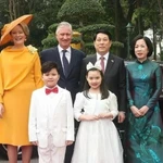 Президент государства Лыонг Кыонг с супругой и король Филипп и королева Матильда фотографируются с вьетнамскими детьми на церемонии приветствия в Ханое 1 апреля. (Фото: ВИA)