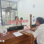 Житель подает административные заявления в ходе экспериментальной работы двухуровневой модели администрации в уезде Плейку провинции Жалай. (Фото: ВИA)