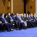 Премьер-министр Фам Минь Тьинь и делегаты присутствуют на открытии 16-го ежегодного совещания новых мировых лидеров ВЭФ (Фото: ВИА)