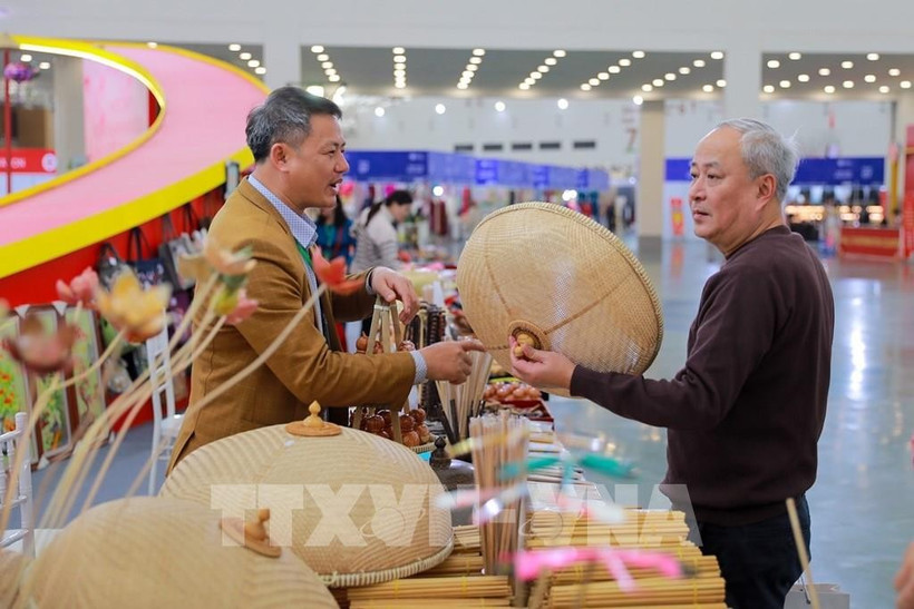 Традиционные ремесленные деревни привлекают посетителей на Весенней ярмарке 2026 года. (Фото: ВИА)