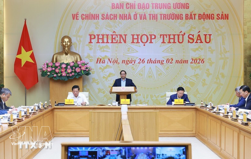 Премьер-министр Фам Минь Тьинь председательствует на шестом заседании Центрального руководящего комитета по жилищной политике и рынку недвижимости. (Фото: ВИА)