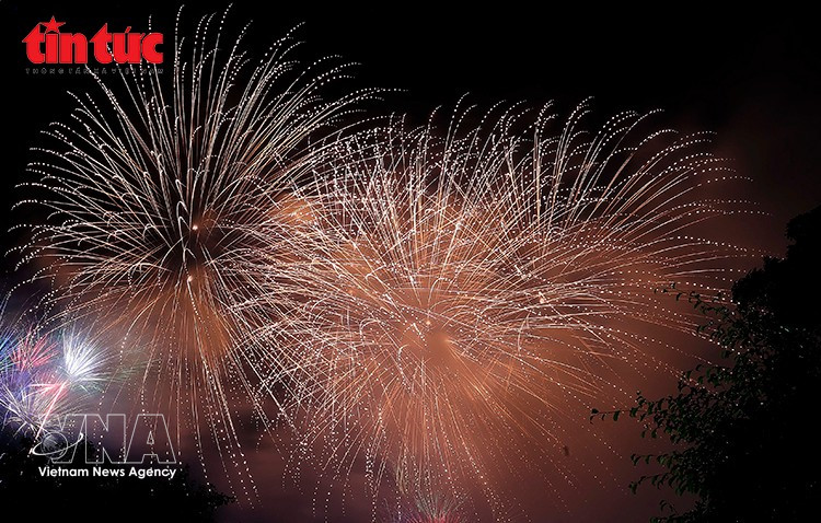Столица Ханой встретит Новый год Биньнго 2026 фейерверками на 34 площадках, размещённых во всех районах и уездах города, с 00:00 до 00:15 в новогоднюю ночь. (Фото: ВИА).