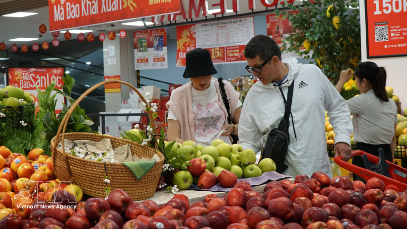 Иностранные туристы совершают покупки в супермаркете Lotte Mart в Дананге. (Фото: ВИА).