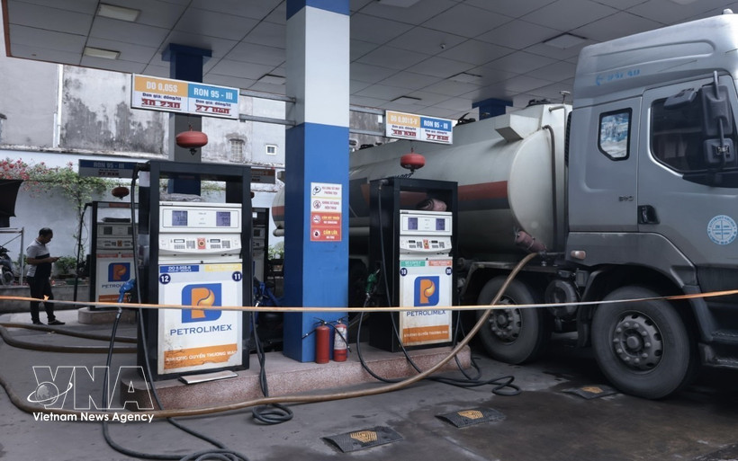 Автозаправочная станция в Ханое принимает поставку топлива для удовлетворения спроса рынка. (Фото: ВИА).