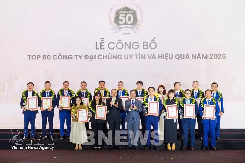 Компания Vietnam Report объявила рейтинг 50 самых авторитетных и эффективных публичных компаний (VIX50), а также рейтинги Top 10 и Top 5 наиболее авторитетных компаний финансового, банковского, страхового и технологического секторов 2026 года. Фото: Bnews/ВИА.