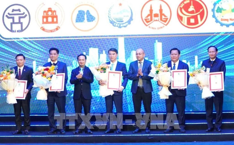 Заместитель председателя Народного комитета провинции Тэйнинь Хюинь Ван Шон получает сертификат от оргкомитета. (Фото: ВИА)