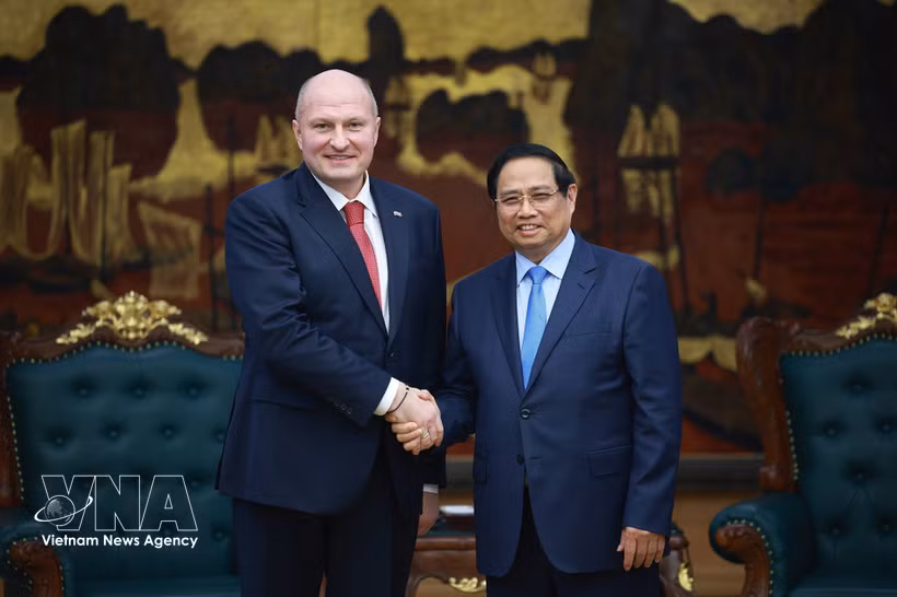 Премьер-министр Фам Минь Тьинь принимает министра по чрезвычайным ситуациям Российской Федерации Александра Куренкова. (Фото: ВИА)