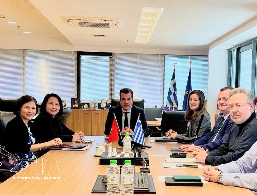 Посол Фам Тхи Тху Хыонг на встрече с министром по вопросам миграции и убежища Греции Афанасиосом Плеврисом. (Фото: ВИА)