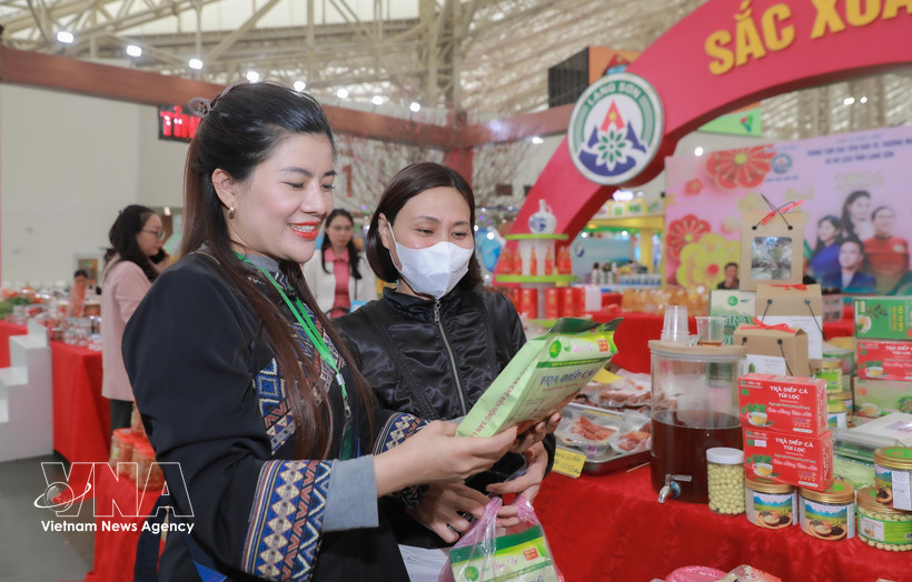 Стенд провинции Лангшон представил на ярмарке множество характерных местных продуктов, одновременно реализовав различные программы продвижения продаж с целью стимулирования потребительского спроса. (Фото: ВИА)