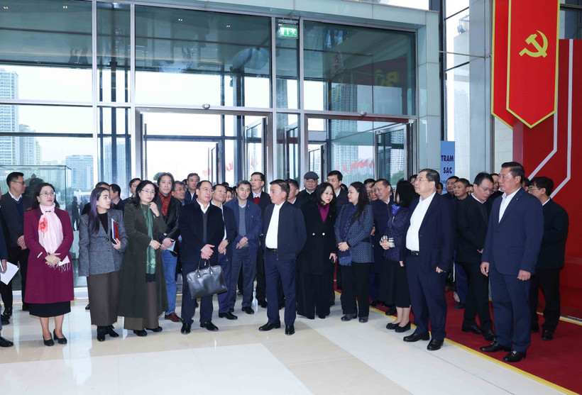 Постоянный член Секретариата Чан Кам Ту проверяет работу по подготовке к XIV Всевьетнамскому партийному съезду в Национальном конференц-центре. (Фото: ВИА)