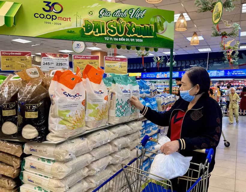 Покупатели приобретают товары в зоне вьетнамской продукции супермаркета Co.opmart Ly Thuong Kiet в городе Хошимине. (Фото: ВИА).
