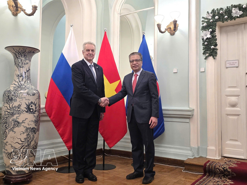 Посол Данг Минь Кхой фотографируется на память с председателем Комитета по внешним связям Санкт-Петербурга Евгением Григорьевым. (Фото: ВИА)