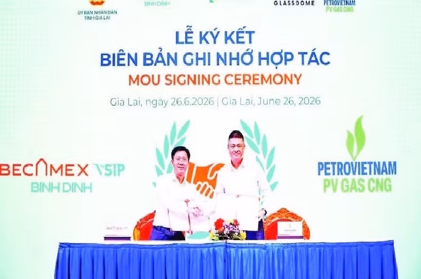 Подписание Меморандума о сотрудничестве между Becamex VSIP Binh Dinh и акционерной компанией CNG Vietnam. (Фото: nhandan.vn).