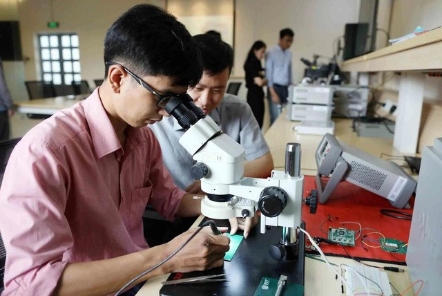 Когда имеется высококвалифицированный кадровый потенциал, только тогда становится возможным развитие науки и технологий и формирование новых драйверов роста. На фото: преподаватели и студенты в лаборатории микросхем и высокочастотных систем Хошиминского политехнического университета. (Фото: thanhnien.vn).