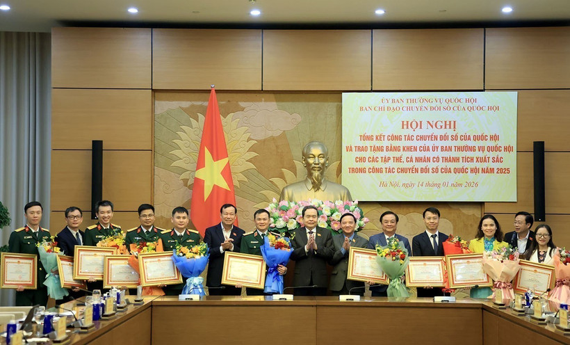 Председатель Национального собрания Чан Тхань Ман вручает Почётные грамоты Постоянного комитета Национального собрания отдельным лицам, добившимся выдающихся результатов в работе по цифровой трансформации Национального собрания в 2025 году. (Фото: ВИА)
