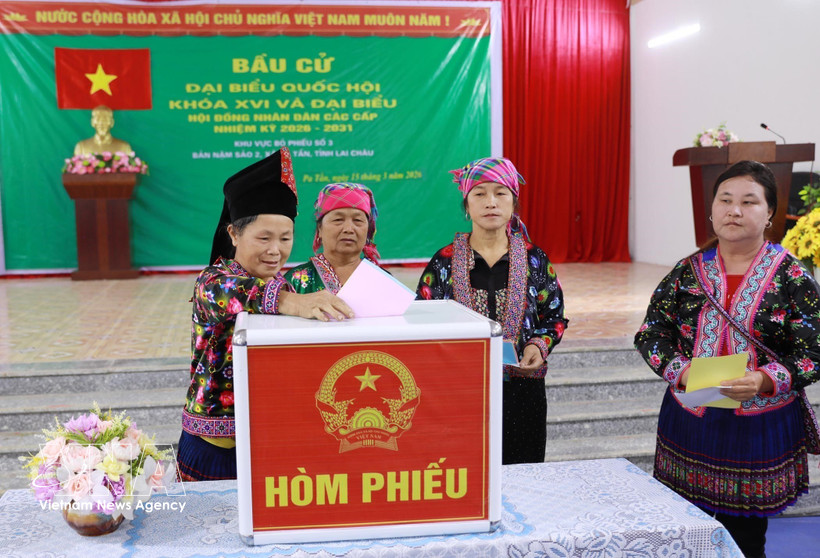 Избиратели голосуют на избирательном участке № 3, деревня Намсао-2, приграничная община Патэн. (Фото: ВИА).