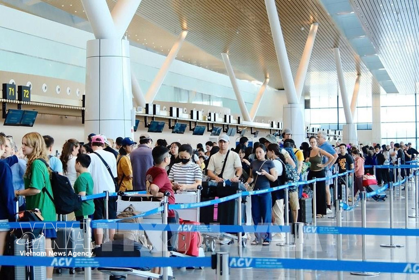 Пассажиры в терминале T3 международного аэропорта Таншоннят. (Фото: ВИА).