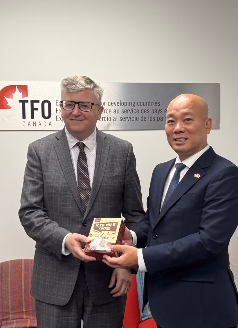 Руководители делегаций Vietrade и TFO Canada обмениваются памятными подарками после дискуссионной сессии. (Фото: ВИА).